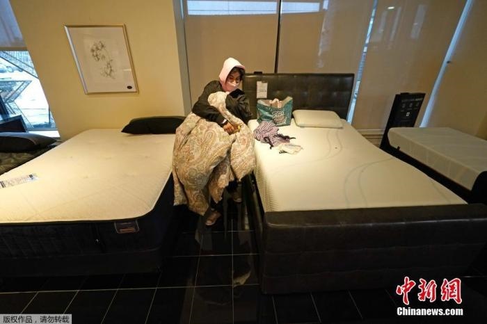 當(dāng)?shù)貢r(shí)間2月17日，美國得州的一家畫廊兼家具店內(nèi)，大批民眾來此避寒取暖，其中不乏一些人帶著被子來過夜。美國近日遭遇極寒天氣侵襲，多地氣溫創(chuàng)近年新低，其中得州災(zāi)情最嚴(yán)重，暴風(fēng)雪導(dǎo)致電網(wǎng)在酷寒中癱瘓，約400萬居民家中長時(shí)間停電。美國國家氣象局表示，得州休斯敦等地的氣溫甚至比靠近北極圈的阿拉斯加還要低。