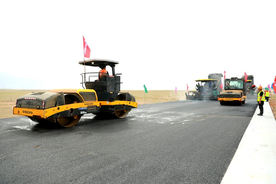 以?xún)?yōu)質(zhì)工程獻(xiàn)禮建黨百年:二廣高速二連至賽漢段主線(xiàn)右幅有望7月份通車(chē)