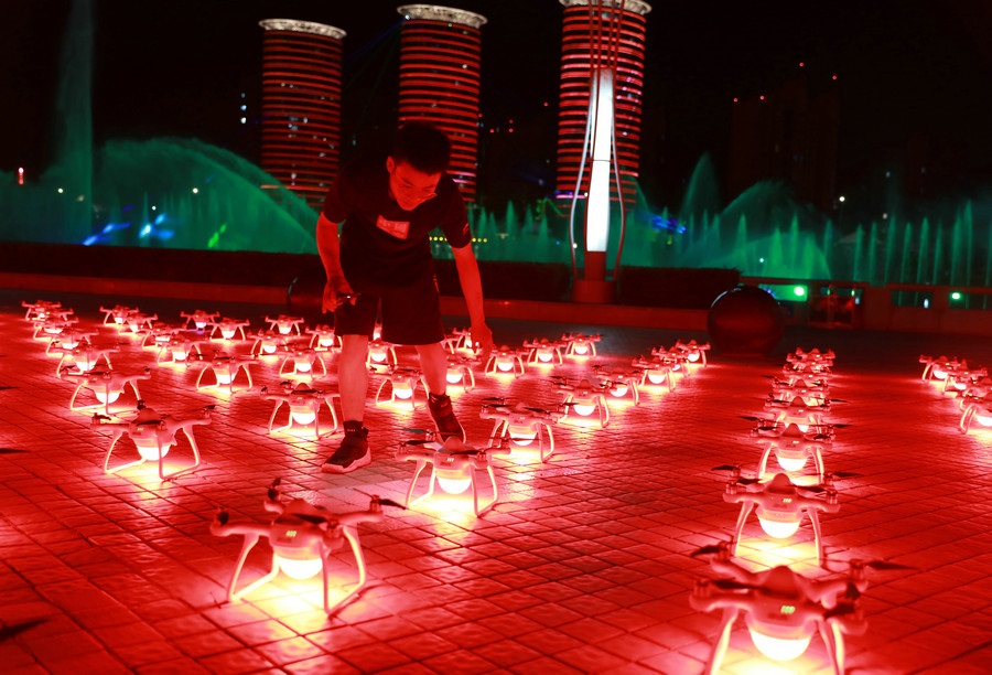 超震撼!500架無人機扮靚青城夜空