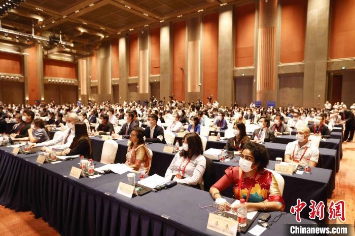 500余名專家學(xué)者、嘉賓代表以線上線下方式參加開(kāi)幕式。　盛佳鵬 攝