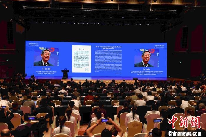 第九屆、第十屆全國(guó)人大常委會(huì)副委員長(zhǎng)許嘉璐向大會(huì)發(fā)來(lái)賀信?！∈⒓样i 攝