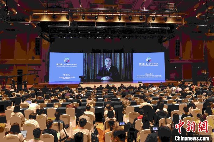 中國(guó)工程院院士、“人民英雄”國(guó)家榮譽(yù)稱號(hào)獲得者張伯禮通過(guò)視頻發(fā)表主旨演講。　盛佳鵬 攝