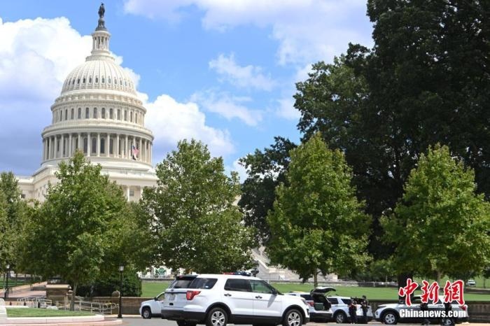 當(dāng)?shù)貢r間8月19日，一名男子駕駛黑色皮卡至國會圖書館前，并聲稱車上有炸彈。該事件導(dǎo)致美國國會大廈周邊街道封鎖，警方還疏散了周邊國會辦公樓和聯(lián)邦最高法院里的工作人員。圖為警方在美國會大廈西側(cè)廣場警戒。 <a target='_blank' href='http://www.chinanews.com/'>中新社</a>記者 陳孟統(tǒng) 攝