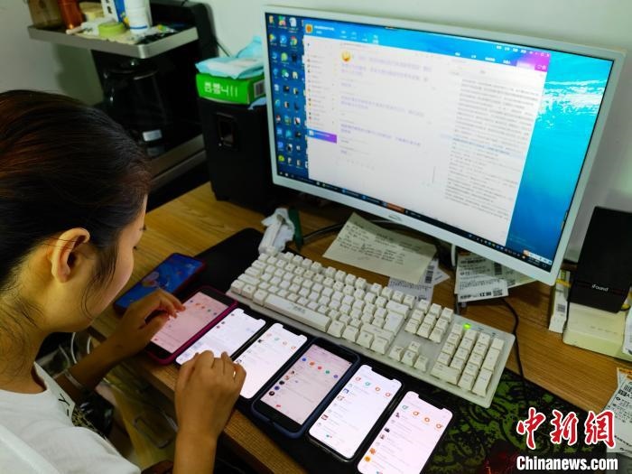 圖為網(wǎng)絡(luò)客服為網(wǎng)上“專車座套”客戶答疑釋惑?！巫雍?攝