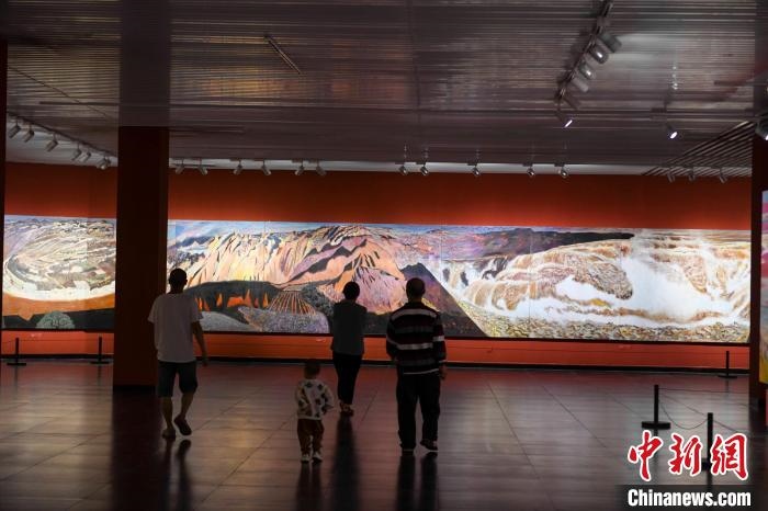 162米巨幅油畫長(zhǎng)卷《黃河》吸引市民駐足觀看。　楊華峰 攝
