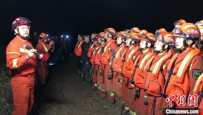 平遙縣消防救援大隊(duì)大隊(duì)長龔宇作總攻發(fā)起前的動(dòng)員?！￠Z旭輝 攝