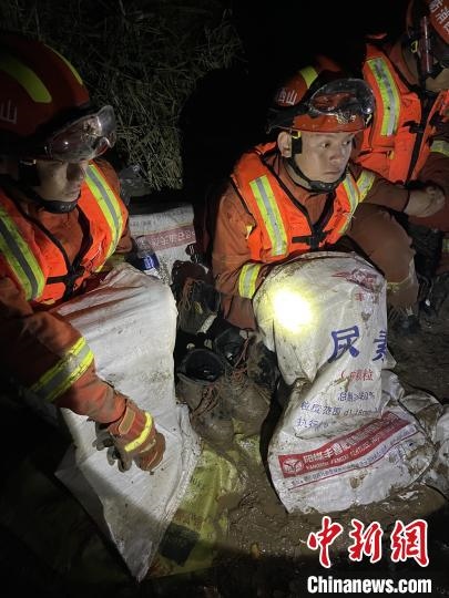 短暫修整期間，消防員脫掉鞋襪，用編織袋套住腿腳保暖?！￠Z旭輝 攝