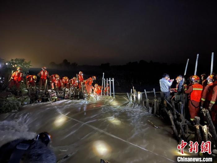 消防員分成左右兩路，同時(shí)發(fā)起決口封堵總攻?！￠Z旭輝 攝