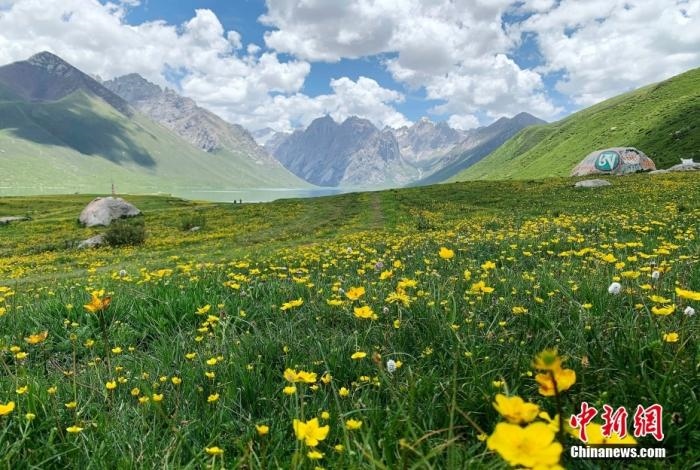 位于青海省果洛藏族自治州久治縣的年保玉則意為“神圣不可侵犯的地方”，山形如蓮花，總面積3469平方公里，保存有冰蝕地貌、冰磧地貌、現(xiàn)代冰川等地質(zhì)遺跡，有“天神后花園”之稱。
<a target='_blank' href='http://www.chinanews.com/'>中新社</a>記者 孫睿 攝