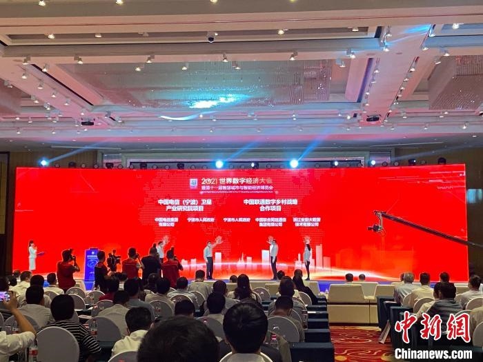 簽約現(xiàn)場?！×植?攝