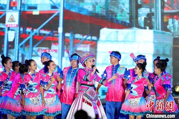 專場(chǎng)晚會(huì)上的民族歌舞表演。　喬長嬌 攝