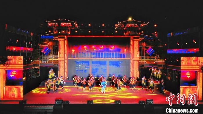 2021昭君文化旅游活動(dòng)專場(chǎng)晚會(huì)現(xiàn)場(chǎng)。　周星亮 攝