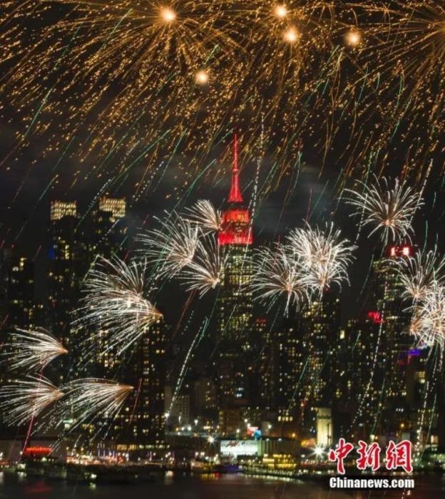 　　2018年，中國駐紐約總領(lǐng)事館前的哈德遜河上空燃放起焰火，慶祝中國狗年春節(jié)。