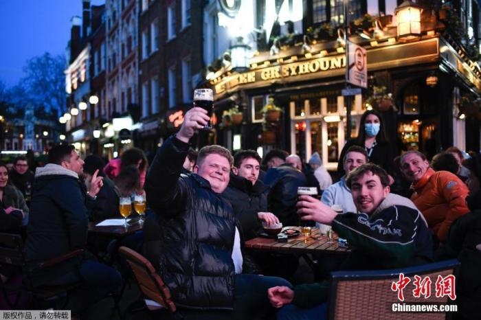 當(dāng)?shù)貢r間2021年4月12日，英國進入放松疫情封鎖措施的第二階段。商鋪、理發(fā)店、健身房等被允許重新開張，酒吧和餐館也可以在室外營業(yè)。據(jù)悉，酒吧解封的第一晚，倫敦大批民眾在市中心喝酒跳舞，場面宛如狂歡節(jié)。