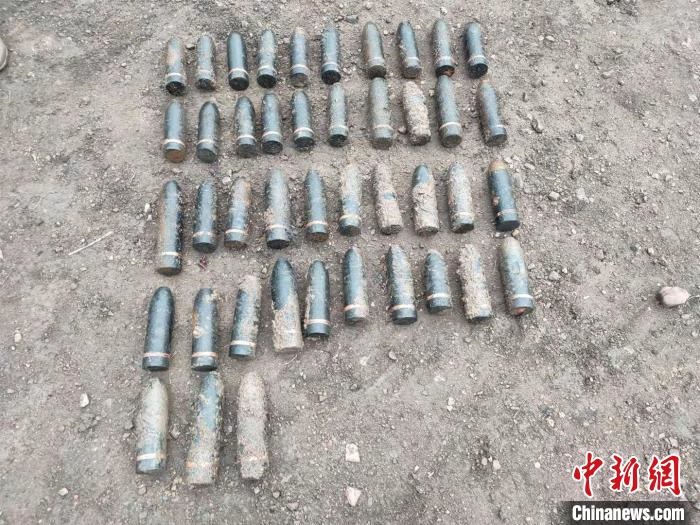 圖為發(fā)現(xiàn)的遺留炮彈。　特日格樂 攝
