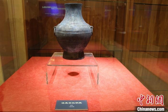 二級文物戰(zhàn)國時期漆蓋云紋銅壺。　趙曉 攝