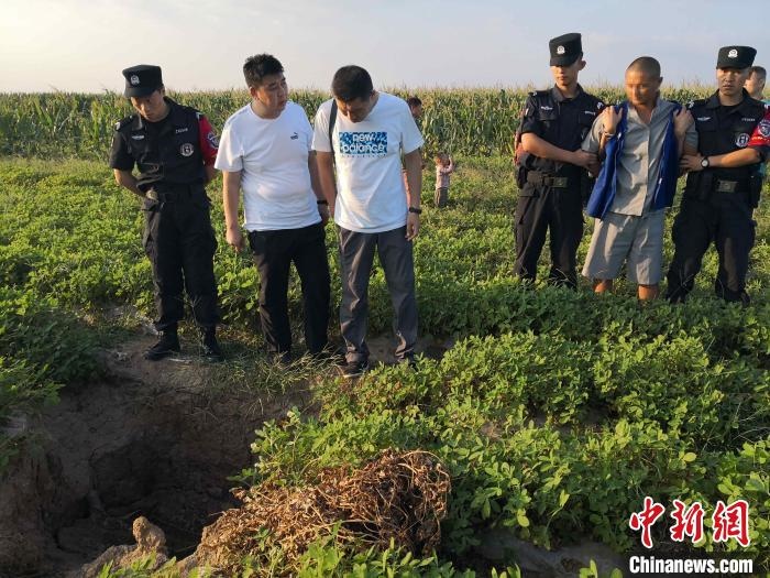 資料圖：犯罪嫌疑人辨認(rèn)作案現(xiàn)場?！〖蜗榭h公安局供圖