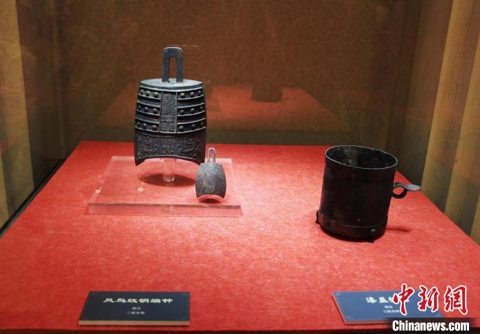 二級文物西漢鳳鳥紋銅編鐘、漆蓋銅卮。　趙曉 攝