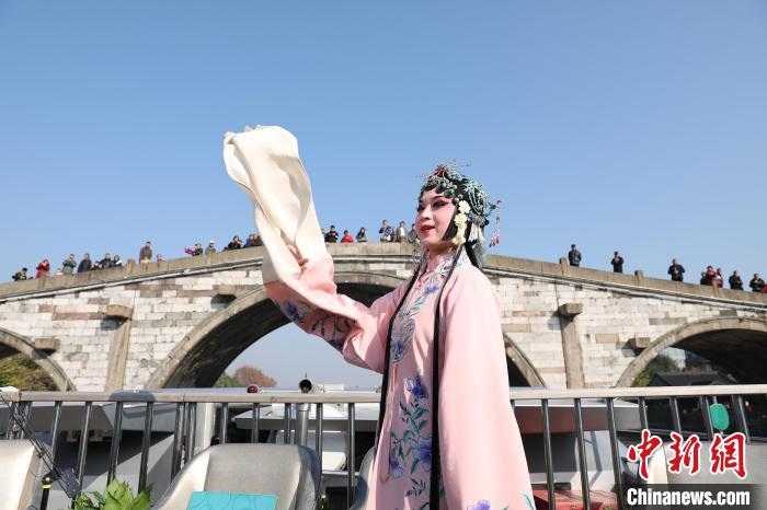 2019京杭對(duì)話的大運(yùn)河京杭雅集活動(dòng)中，浙江昆劇團(tuán)國(guó)家一級(jí)演員楊崑在中國(guó)大運(yùn)河(杭州段)上進(jìn)行表演?！⌒燔?攝 攝