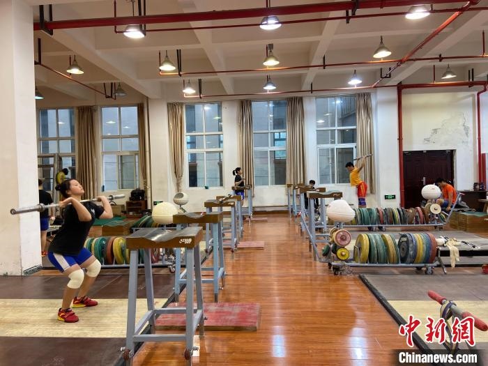 石智勇的師弟師妹們訓(xùn)練場(chǎng)景。　林波 攝