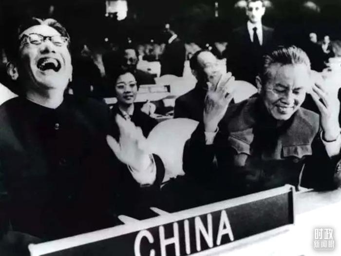 △1971年11月15日，以外交部副部長喬冠華(左一)為團(tuán)長、黃華(右一)為副團(tuán)長的中國代表團(tuán)，首次出現(xiàn)在聯(lián)合國大會上。(資料圖)
