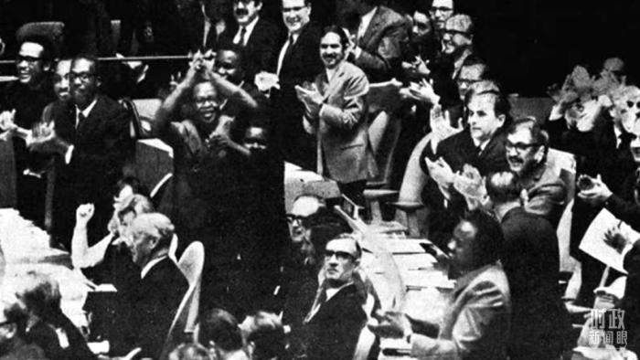 △第2758號決議通過后，現(xiàn)場爆發(fā)出熱烈歡呼聲。(資料圖)