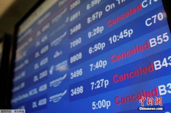 水管破裂造成第四航站樓的多家航班延誤或取消。圖為航站樓內(nèi)的電子公告牌顯示航班信息。