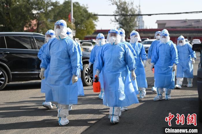 圖為醫(yī)務(wù)人員在封閉小區(qū)做防控工作?！⑽娜A 攝