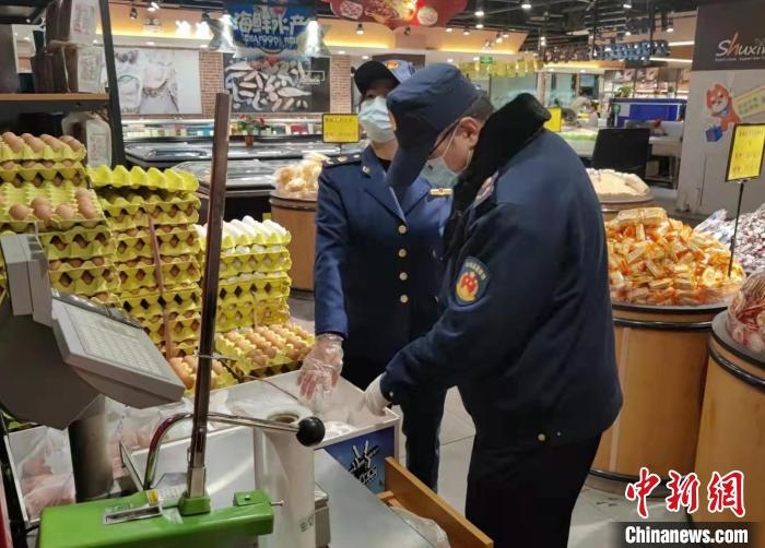 圖為疫情期間，甘肅嘉峪關(guān)市場(chǎng)監(jiān)管局工作人員檢查蔬菜市場(chǎng)。　 柴佳楠 　攝