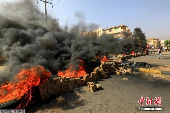 當(dāng)?shù)貢r(shí)間10月25日，蘇丹局勢發(fā)生突變，過渡政府總理被“綁架”，政府部長被軍方抓捕，國家進(jìn)入緊急狀態(tài)，大量民眾走上街頭對軍方行動(dòng)進(jìn)行抗議，已有7人在抗議活動(dòng)中死亡，140人受傷。圖為抗議活動(dòng)中燃燒的輪胎。