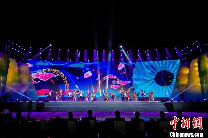 圖為中國·重慶秀山第二屆“金山銀山”文化旅游節(jié)開幕現場。　秀山縣文旅委供圖