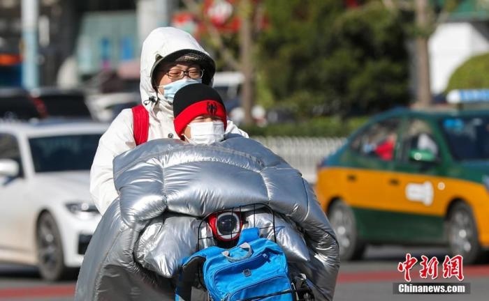資料圖：市民在大風(fēng)降溫天氣下出行。 <a target='_blank' href='http://www.chinanews.com/'>中新社</a>記者 賈天勇 攝