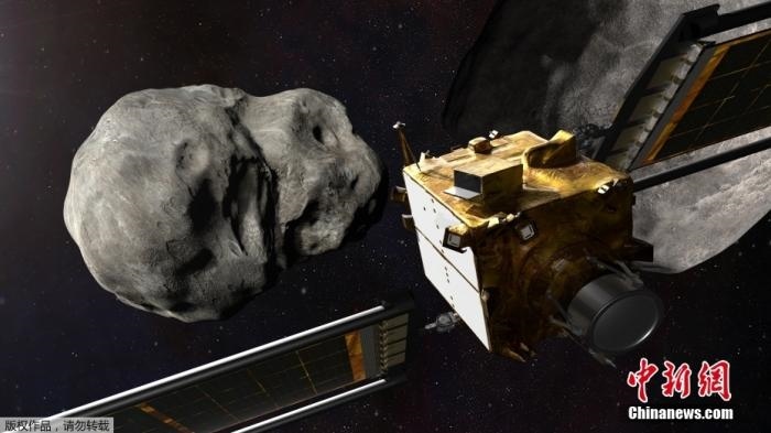 當(dāng)?shù)貢r(shí)間11月4日，法新社公布了兩張來(lái)自美國(guó)宇航局的太空效果圖，畫(huà)面顯示一艘宇宙飛船從小行星后面進(jìn)行撞擊。據(jù)悉，美國(guó)宇航局計(jì)劃讓一艘以每小時(shí)24000公里的速度飛行的宇宙飛船撞上一顆小行星以進(jìn)行“行星防御”測(cè)試，雖然地球尚且沒(méi)有面臨如此緊迫的危險(xiǎn)。