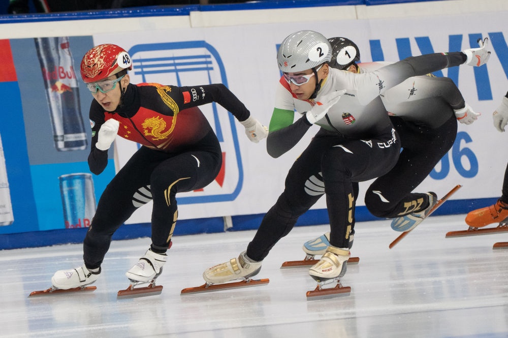 11月20日，中國選手武大靖(左)和匈牙利選手劉少林在比賽中。劉少林奪得冠軍，武大靖獲得第四名。新華社發(fā)(弗爾季·奧蒂洛 攝)