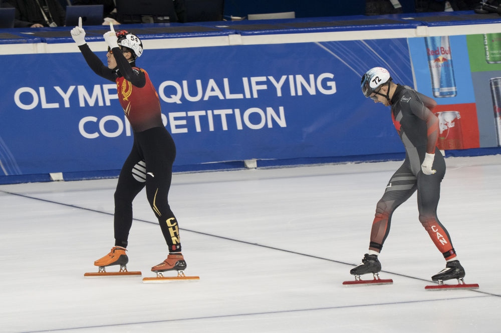 11月20日，任子威(左)在比賽后慶祝。新華社發(fā)(弗爾季·奧蒂洛 攝)