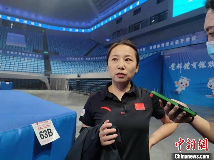 中國滑冰協(xié)會主席、前中國短道速滑隊主教練李琰表示，”冰雪惠民計劃“能推動更多人上冰 郝凌宇 攝