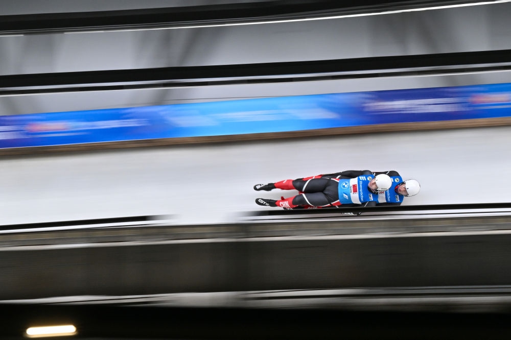 11月21日，“相約北京”國際雪橇聯(lián)合會雪橇世界杯，中國選手黃葉波/彭俊越在團體接力比賽中。新華社記者陳益宸攝