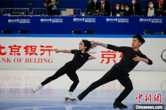 圖為隋文靜、韓聰在測試賽期間進行官方訓練 王洋 攝