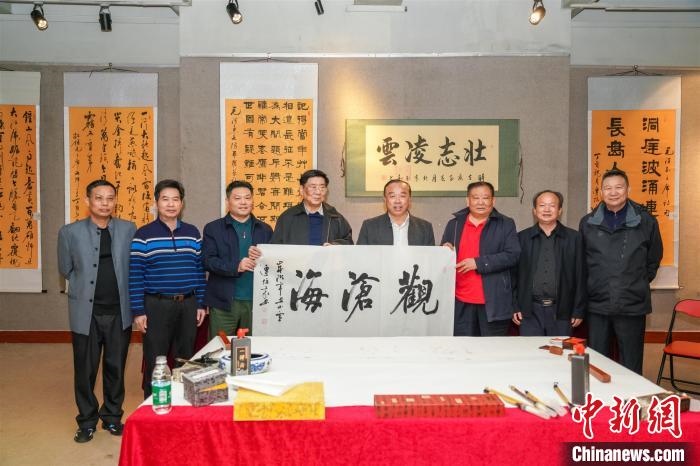 圖為百名將軍書畫展活動(dòng)現(xiàn)場。　宋秀杰 攝 攝