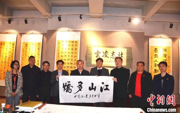 圖為百名將軍書畫展活動(dòng)現(xiàn)場?！☆佇玛?攝 攝