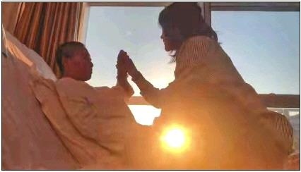 每天早上媽媽醒來后，母女倆都會迎著晨曦握手、擊掌。　視頻截圖