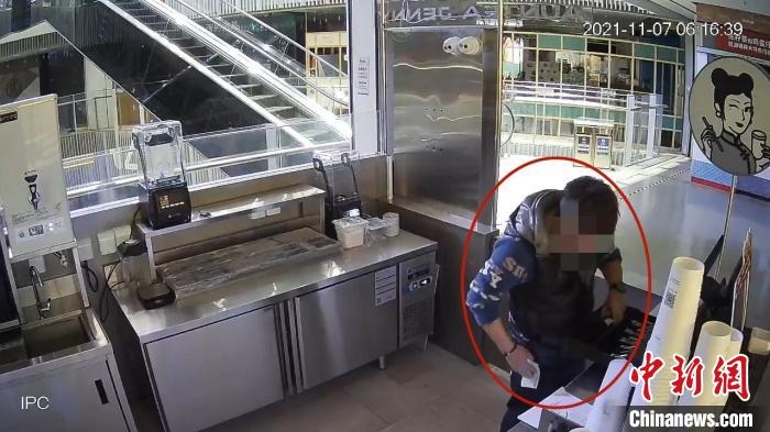 嫌疑人實(shí)施犯罪行為的監(jiān)控視頻?！↑S浦公安供圖