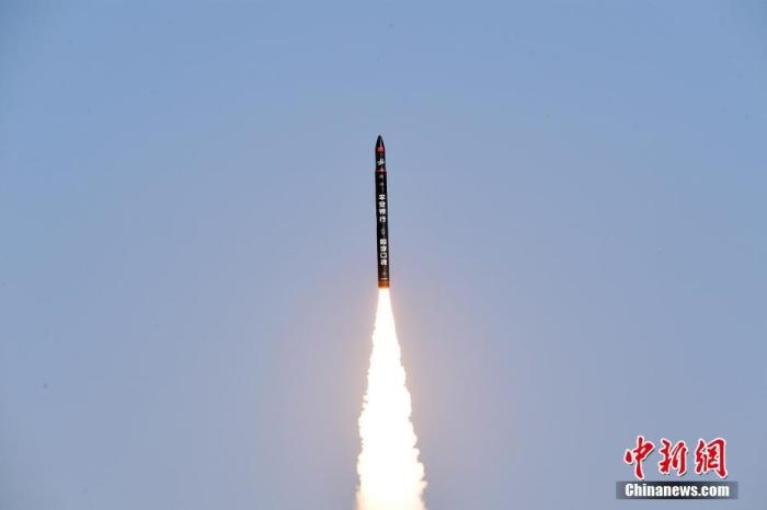 北京時間2021年12月7日12時12分，谷神星一號遙二運載火箭在中國酒泉衛(wèi)星發(fā)射中心成功發(fā)射升空，將搭載的天津大學(xué)一號、麗澤一號、寶醞號、金紫荊五號、金紫荊一號03星等5顆小衛(wèi)星順利送入預(yù)定軌道，發(fā)射任務(wù)獲得圓滿成功。汪江波 攝