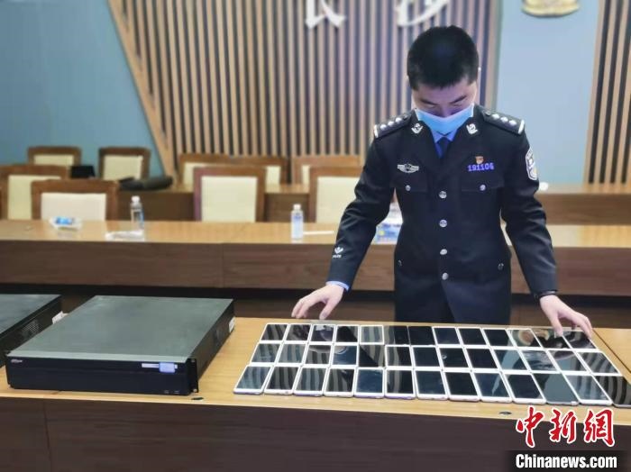 民警展示作案工具?！￠L沙市公安局供圖