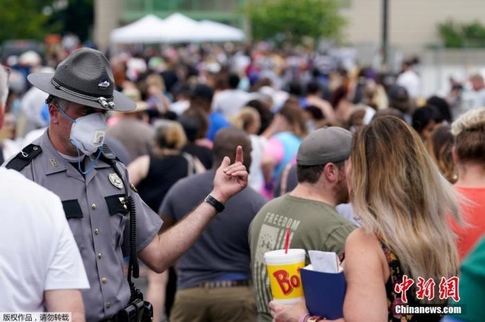 當(dāng)?shù)貢r(shí)間6月17日，美國(guó)肯塔基州國(guó)會(huì)大樓外，上千名在疫情期間失業(yè)的美國(guó)民眾在此排隊(duì)等候進(jìn)入大樓。據(jù)悉肯塔基州在疫情期間開設(shè)了臨時(shí)失業(yè)辦公室。