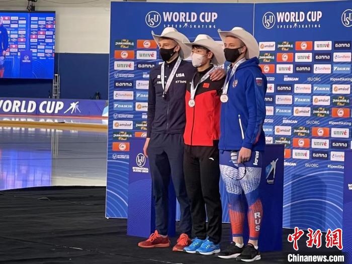 寧忠?guī)r在頒獎儀式上。　黑龍江省體育局提供