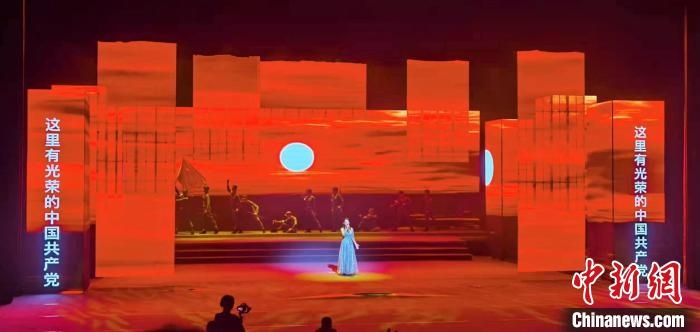 圖為“百年風(fēng)華”大型音樂史詩劇現(xiàn)場。　劉海靈 攝