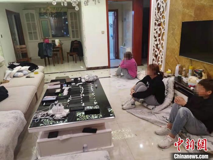 資料圖為果洛藏族自治州公安民警抓獲的犯罪嫌疑人?！‖斍呖h公安局供圖