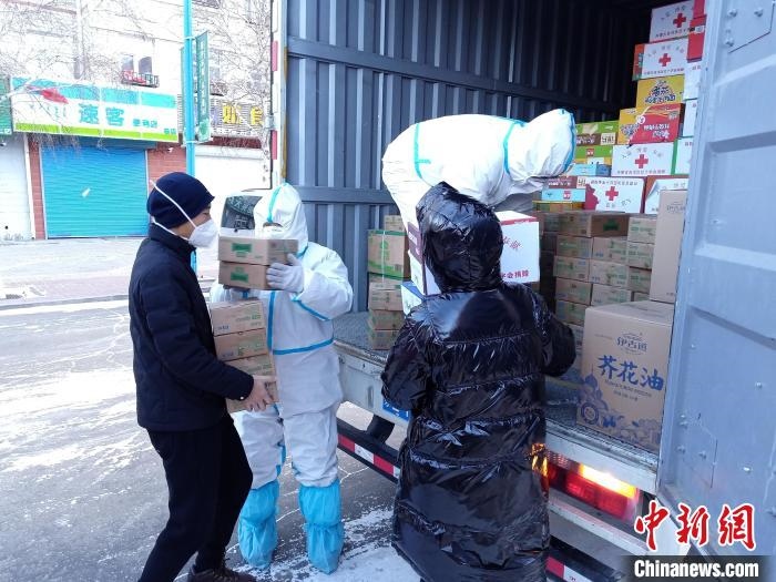 圖為滿洲里物資保障巡回補給車隊配貨現場?！∏靥饌?攝