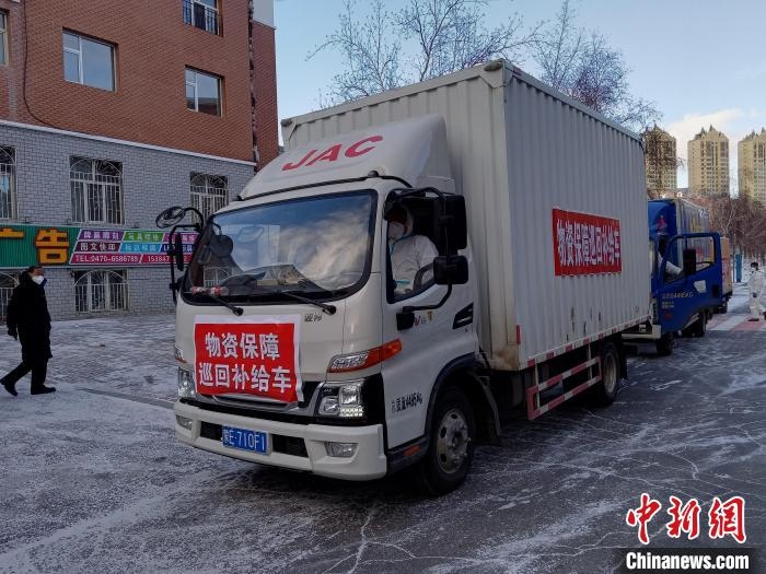圖為滿洲里物資保障巡回補給車隊配貨現場。　秦甜偉 攝
